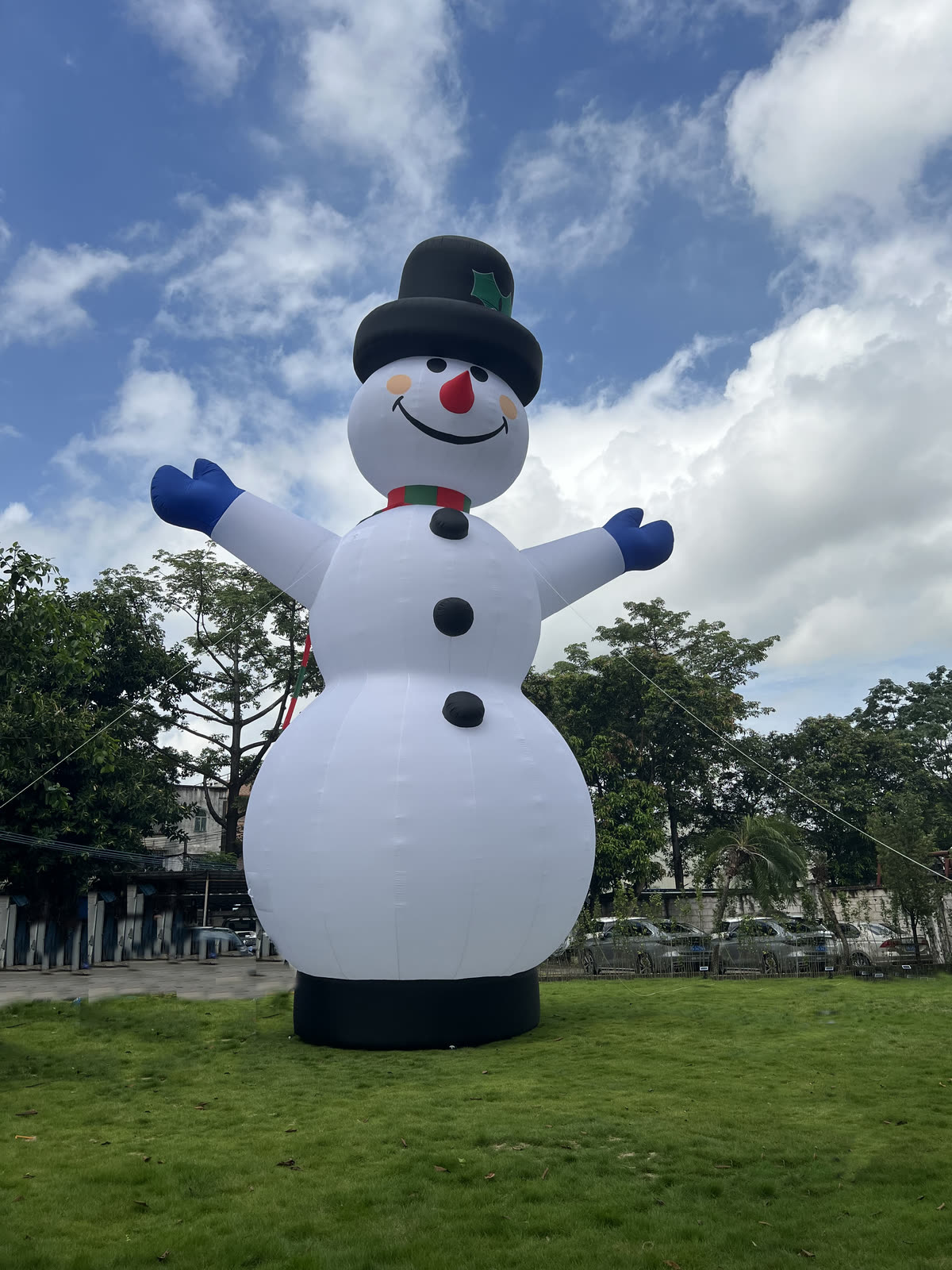 OZIS inflatable holiday yard decoration